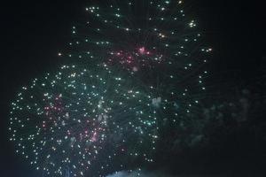 fogos de artifício no céu noturno de férias. foto