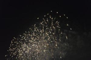 fogos de artifício no céu noturno de férias. foto