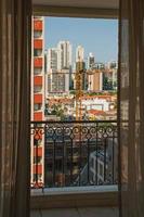 skyline da cidade vista de uma varanda em um prédio em são paulo. a cidade gigantesca, famosa por sua vocação cultural e empresarial no brasil.