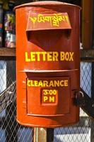 caixa de correio butanesa vermelha no sudeste do butão, ásia foto