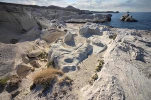 paisagem lunar perto da praia de sarakiniko na ilha de milos, grécia. foto