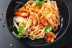 espaguete macarrão carne molho de tomate comida fundo foto