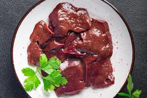 fundo de comida de refeição saudável de fígado de carne crua foto