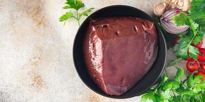 fundo de comida de refeição saudável de fígado de carne crua foto