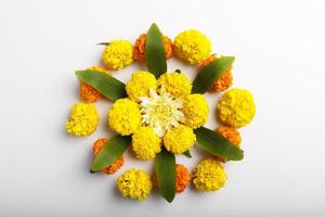 design de flor de calêndula rangoli para festival diwali, decoração de flores festival indiano foto