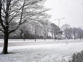 país das maravilhas do inverno em leherheide, neve em bremerhaven, alemanha. foto