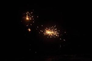 fogos de artifício são acesos para dar as boas-vindas ao novo ano e nova esperança foto