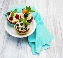 cupcakes com frutas frescas foto