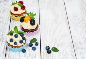 cupcakes com frutas frescas foto