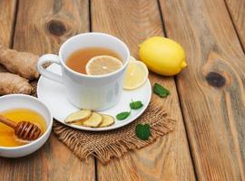 xícara de chá com limão e gengibre foto
