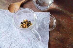 folha de cannabis com chá de flores em frasco de vidro para beber aroma saudável foto