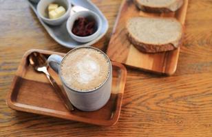foco seletivo no café com leite creany com pão orgânico para beber e comer saudáveis