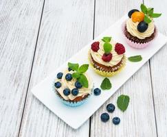 cupcakes com frutas frescas foto