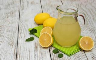 jarra de suco de limão foto