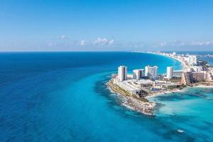 vista aérea dos hotéis de luxo em cancun foto