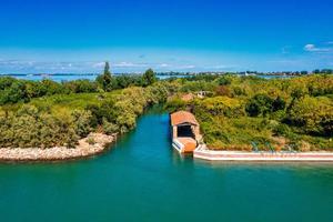 vista aérea da ilha fantasma atormentada de poveglia em veneza foto