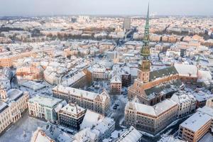vista aérea de inverno de st. Igreja de São Pedro em Riga, Letônia. dia de inverno sobre a cidade velha de riga, letônia. foto