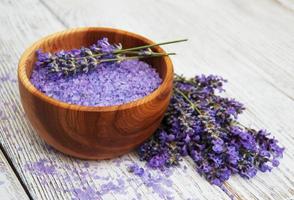 lavanda e sal de massagem foto