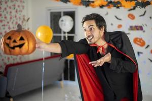 feliz casal de amor em trajes e maquiagem em uma celebração de halloween foto