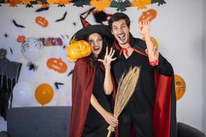 feliz casal de amor em trajes e maquiagem em uma celebração de halloween foto