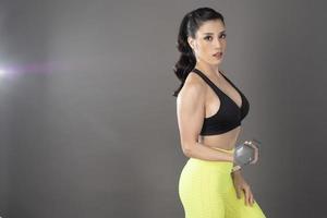 bela mulher fisiculturista fitness em estúdio foto