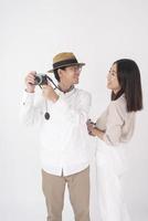 turistas de casal asiático estão desfrutando em fundo branco foto
