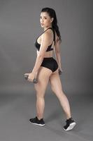 bela mulher fisiculturista fitness em estúdio foto