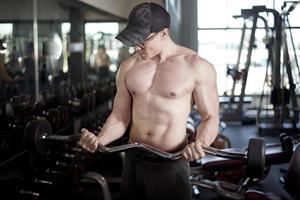 um homem de fitness malha na academia foto