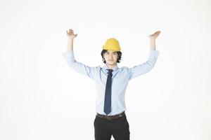 homem de engenharia usando capacete amarelo em branco foto