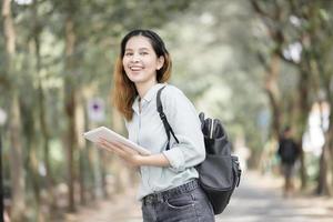 feliz jovem estudante universitário asiático. foto