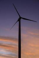 um fundo de turbinas eólicas ao pôr do sol. foto