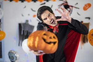 feliz casal de amor em trajes e maquiagem em uma celebração de halloween foto