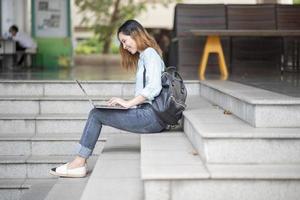 feliz jovem estudante universitário asiático. foto