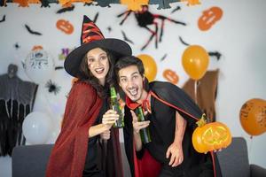 feliz casal de amor em trajes e maquiagem em uma celebração de halloween foto