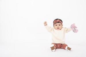 adorável menina asiática é retrato em fundo branco foto