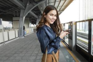 linda mulher de negócios no trem do metrô na cidade foto