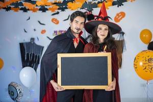 feliz casal de amor em trajes e maquiagem em uma celebração de halloween foto