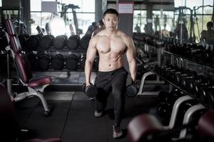 um homem de fitness malha na academia foto