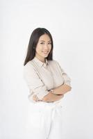 retrato de mulher asiática atraente em fundo branco foto