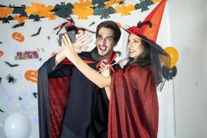 feliz casal de amor em trajes e maquiagem em uma celebração de halloween foto