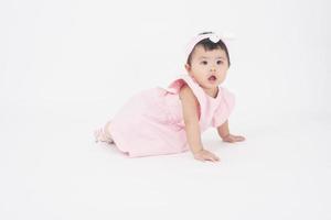 adorável menina asiática é retrato em fundo branco foto