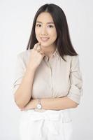 retrato de mulher asiática atraente em fundo branco