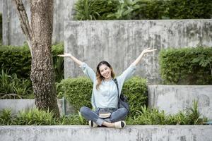 feliz jovem estudante universitário asiático. foto