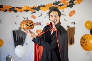 feliz casal de amor em trajes e maquiagem em uma celebração de halloween foto