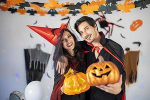 feliz casal de amor em trajes e maquiagem em uma celebração de halloween foto