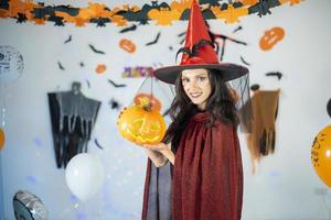 feliz casal de amor em trajes e maquiagem em uma celebração de halloween foto