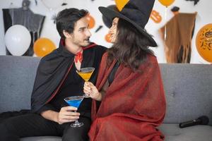 feliz casal de amor em trajes e maquiagem em uma celebração de halloween foto