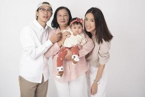 feliz família asiática em fundo branco foto