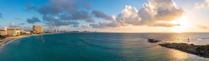 vista mágica do nascer do sol aberta sobre o mar do caribe. foto