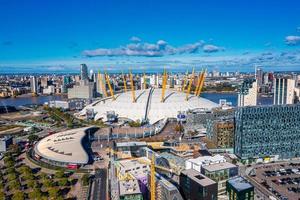 vista aérea da icônica arena o2 perto da ilha dos cães foto